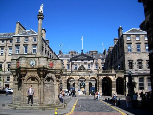 City Chambers y Market Cross